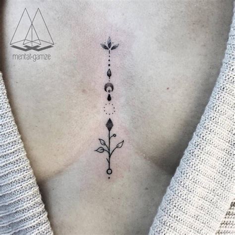 tatuajes para mujeres entre los senos|Tatuajes en el pecho para mujer